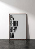 Póster 1% Better Every Day Gris — Ilustración Tipográfica (Ref.0100)